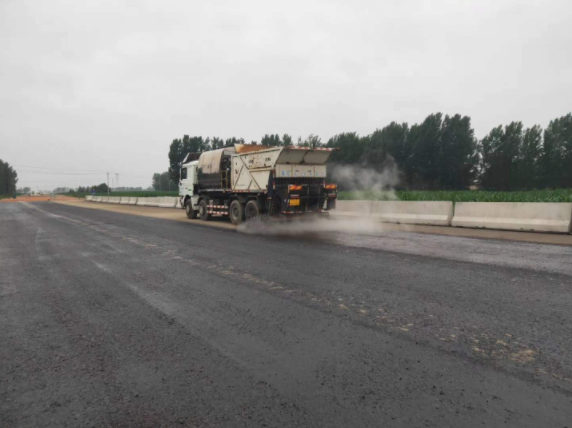 祝賀我司平頂山外環(huán)項目透層、稀漿封層試驗段完成